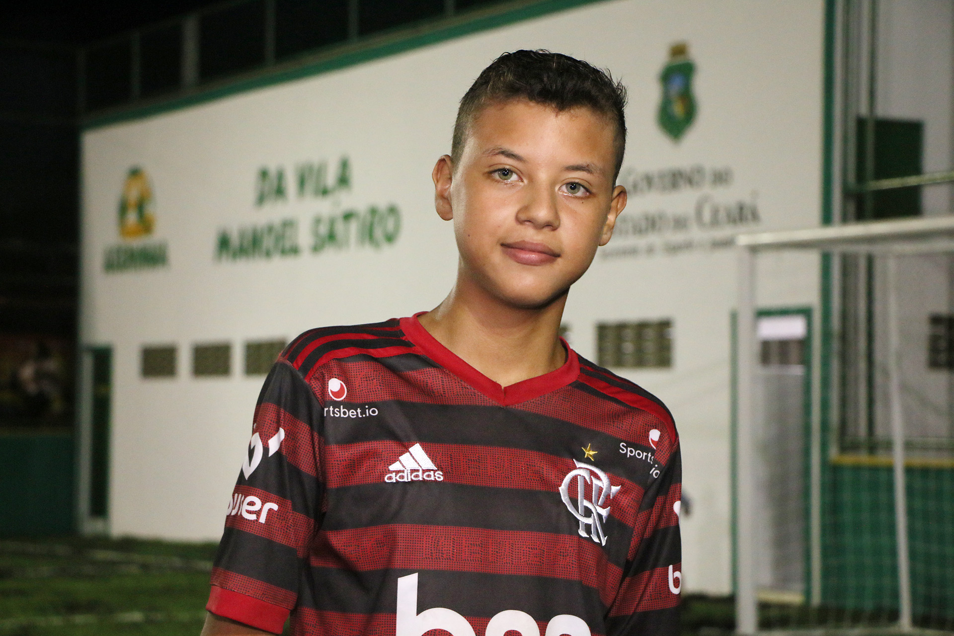 garoto posando pra usando camisa do Flamengo